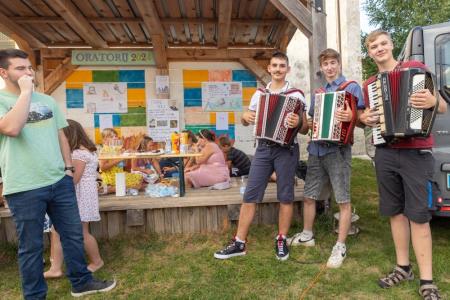 Dogodek po slovesnosti so popestrili fantje s harmoniko